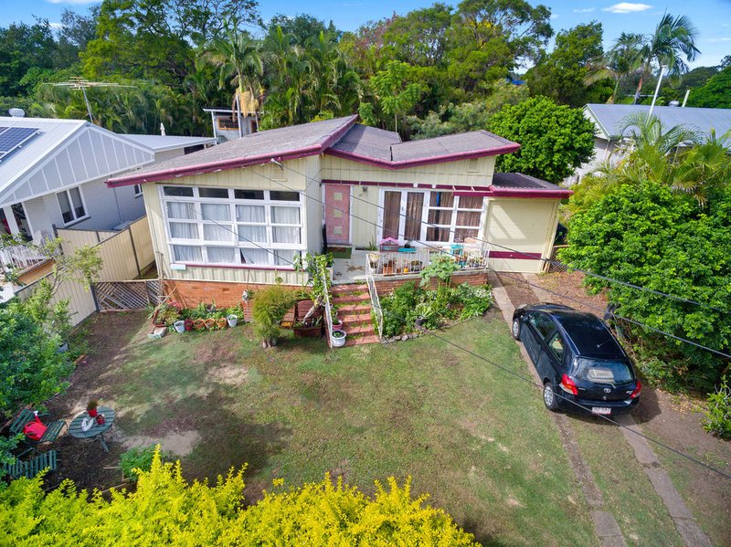 Photo - 22 Oatland Crescent, Holland Park West QLD 4121 - Image 7