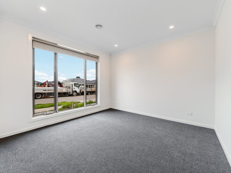 Photo - 22 Patrobas Loop, Cranbourne East VIC 3977 - Image 12