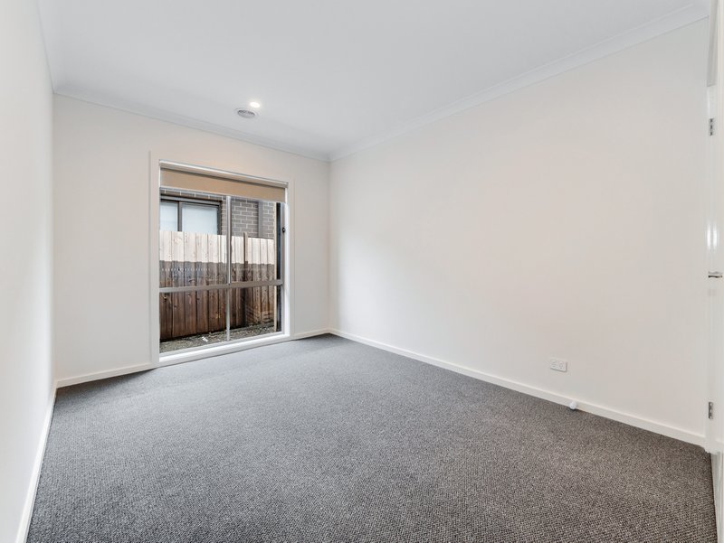 Photo - 22 Patrobas Loop, Cranbourne East VIC 3977 - Image 16