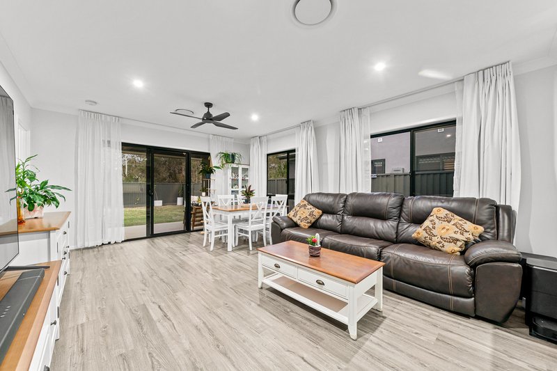 Photo - 22 Pembridge Place, Pallara QLD 4110 - Image 2