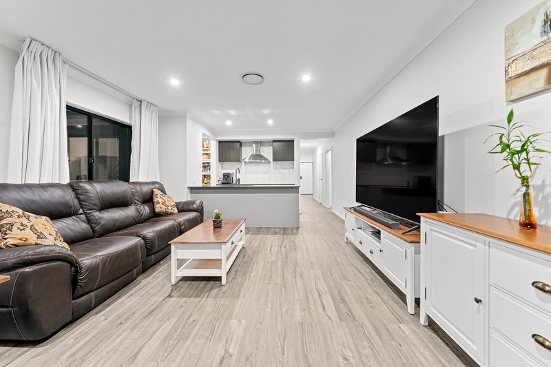 Photo - 22 Pembridge Place, Pallara QLD 4110 - Image 4