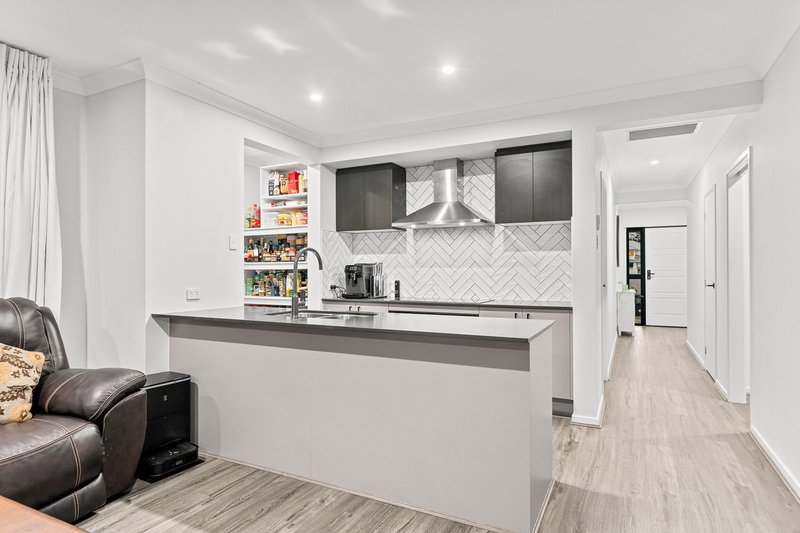 Photo - 22 Pembridge Place, Pallara QLD 4110 - Image 8