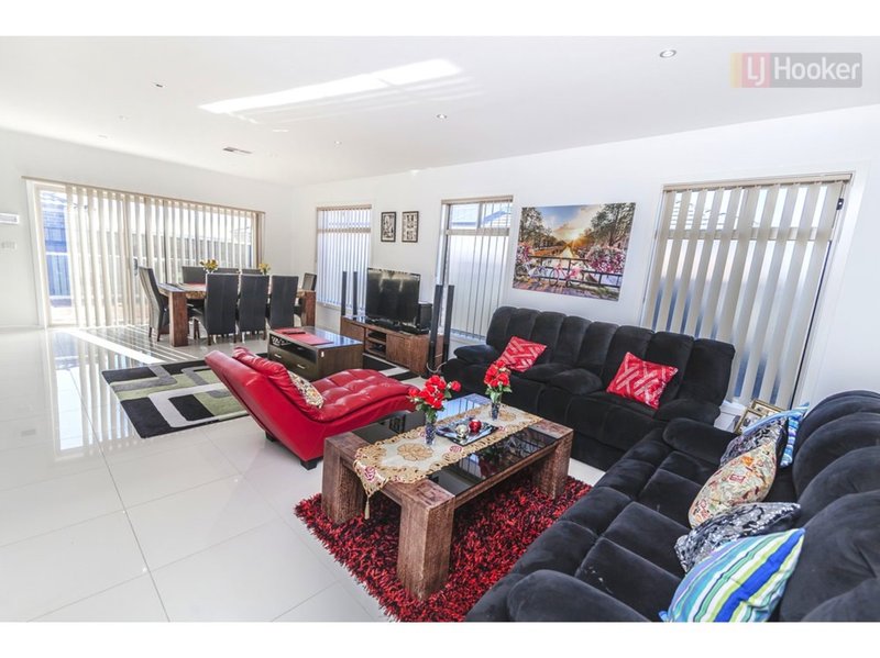 Photo - 22 Plumbago Street, Craigieburn VIC 3064 - Image 4