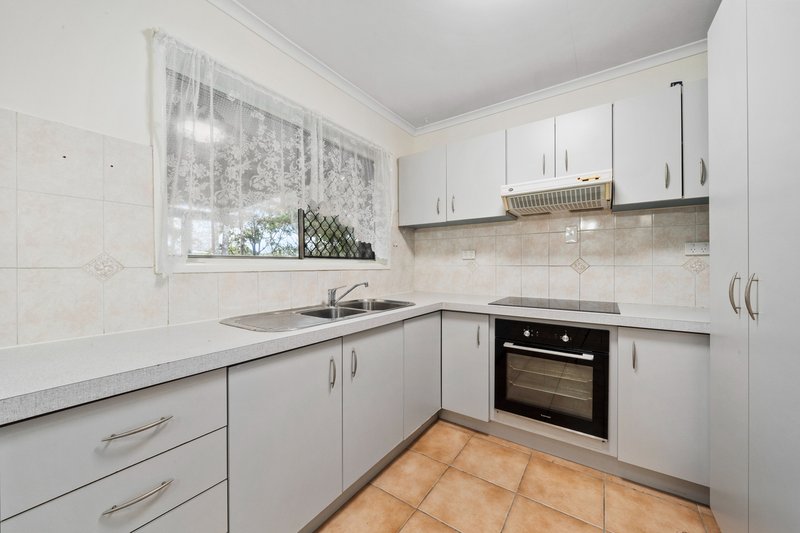 Photo - 22 Quarrian Crescent, Beenleigh QLD 4207 - Image 5