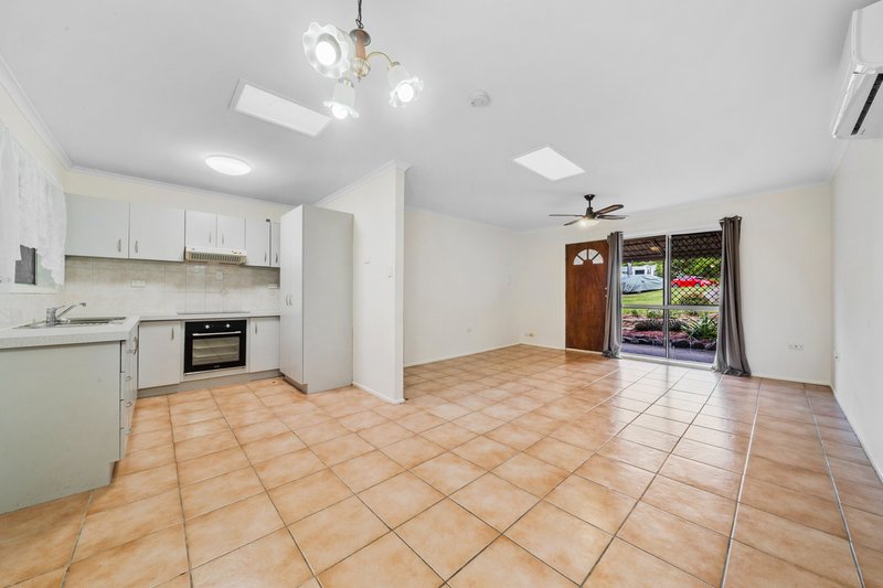 Photo - 22 Quarrian Crescent, Beenleigh QLD 4207 - Image 6