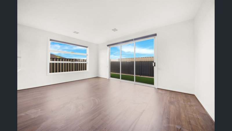 Photo - 22 Ravenscraig Drive, Strathtulloh VIC 3338 - Image 3