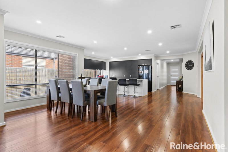 Photo - 22 Riverton Boulevard, Harkness VIC 3337 - Image 4