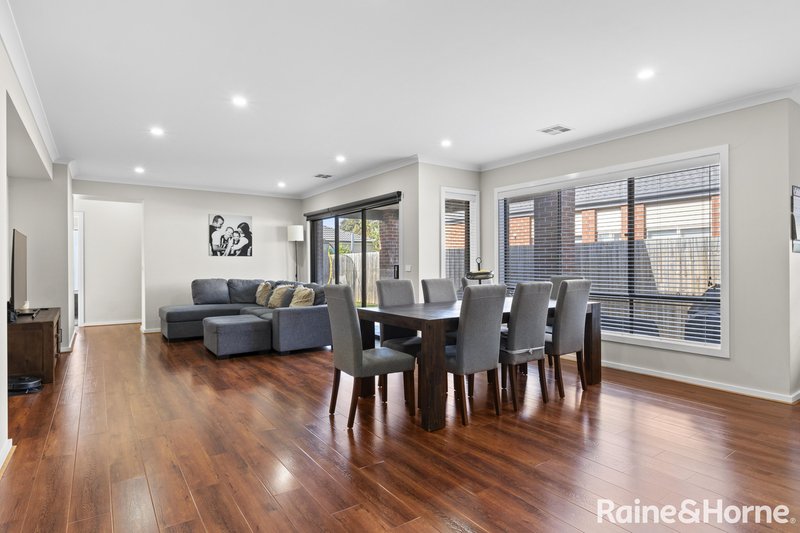 Photo - 22 Riverton Boulevard, Harkness VIC 3337 - Image 5