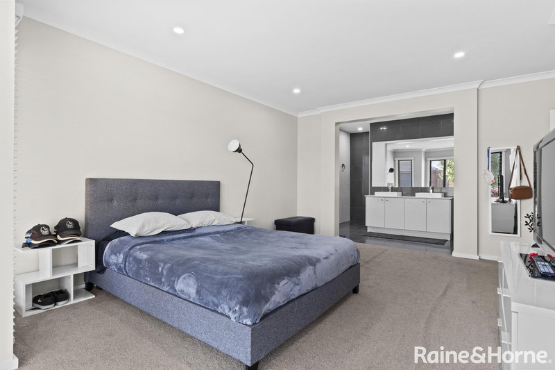 Photo - 22 Riverton Boulevard, Harkness VIC 3337 - Image 7
