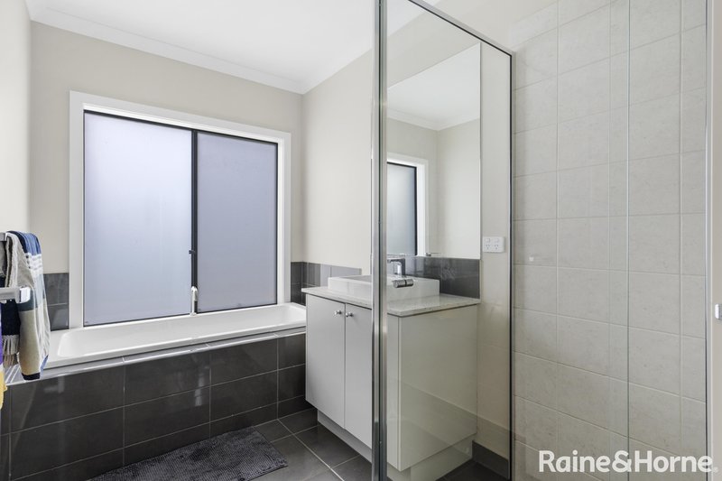 Photo - 22 Riverton Boulevard, Harkness VIC 3337 - Image 10