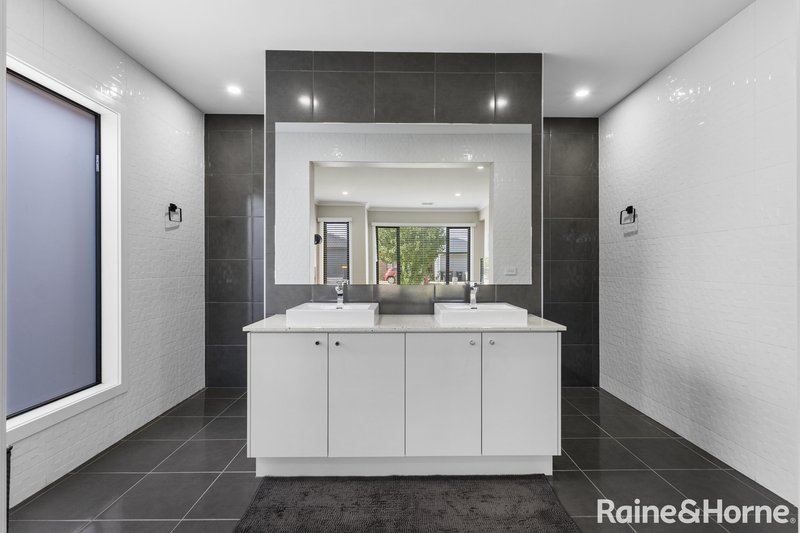 Photo - 22 Riverton Boulevard, Harkness VIC 3337 - Image 14