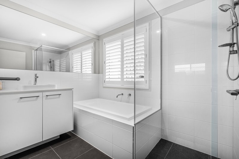 Photo - 22 Ruchi Place, Wynnum West QLD 4178 - Image 4