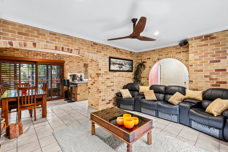 Photo - 22 Saffron Street, Elanora QLD 4221 - Image 8