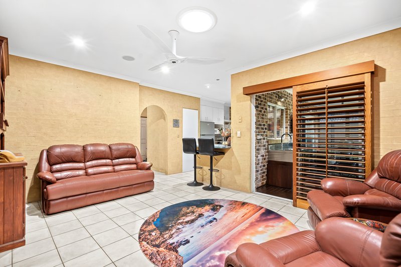 Photo - 22 Saffron Street, Elanora QLD 4221 - Image 9