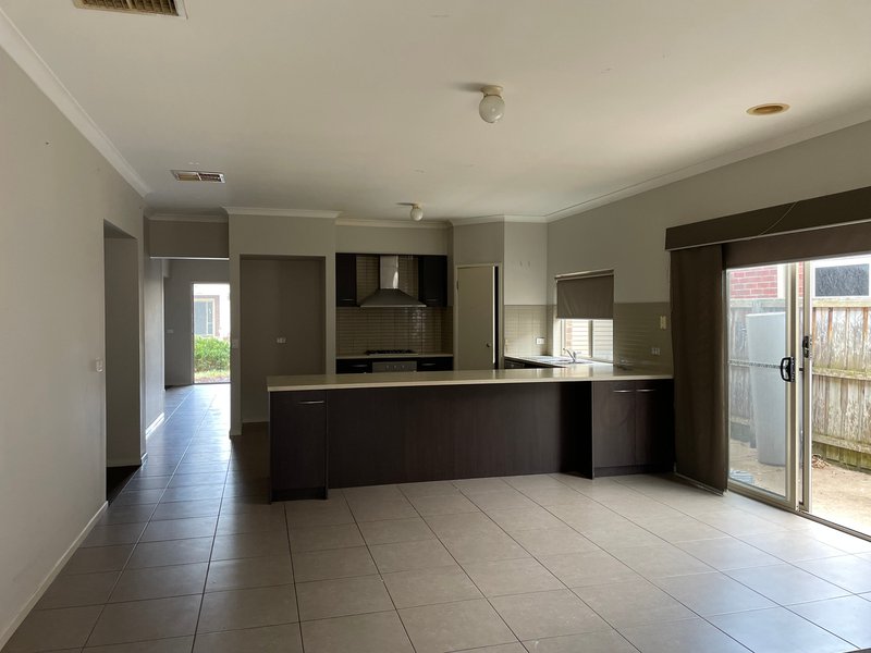 Photo - 22 San Cristobal Pass, Epping VIC 3076 - Image 7
