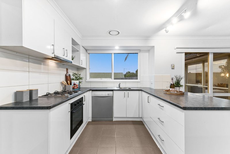 Photo - 22 Sarah Place, Hampton Park VIC 3976 - Image 6