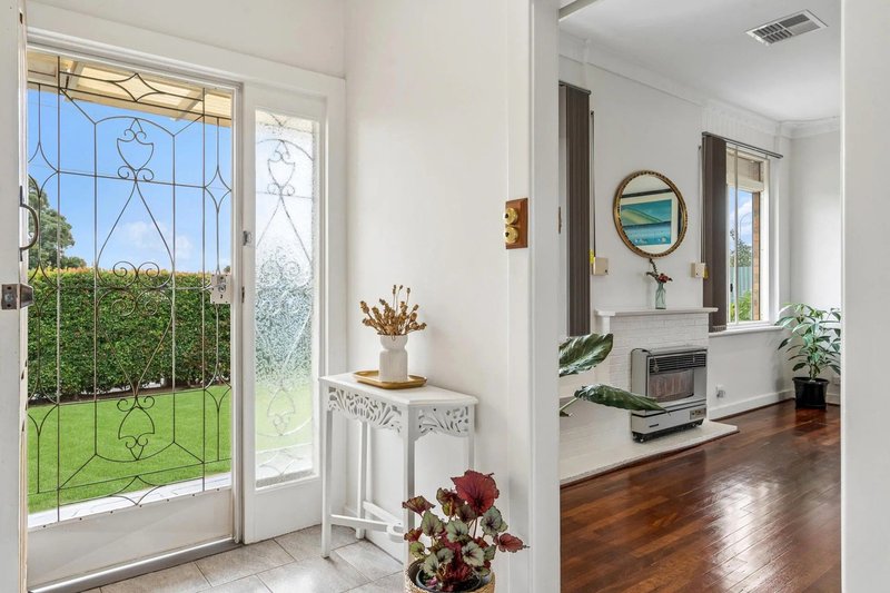 Photo - 22 Seacombe Road, Darlington SA 5047 - Image 3