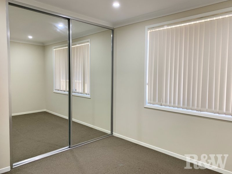 Photo - 22 Shinnick Drive, Oakhurst NSW 2761 - Image 5