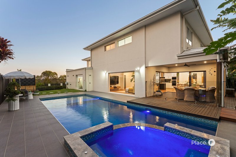 Photo - 22 Southview Crescent, Carindale QLD 4152 - Image 2