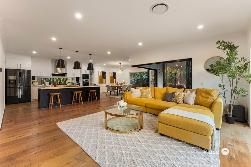 Photo - 22 Southview Crescent, Carindale QLD 4152 - Image 3
