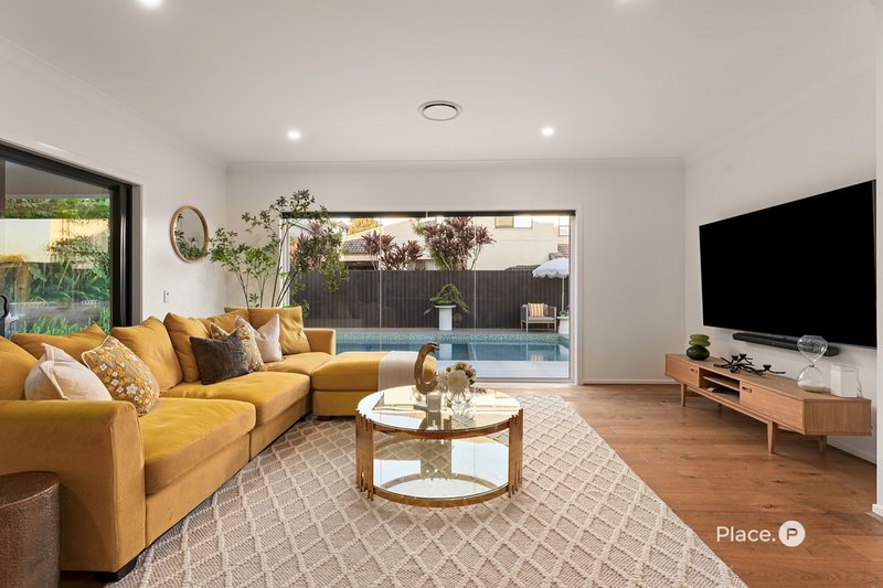 Photo - 22 Southview Crescent, Carindale QLD 4152 - Image 4