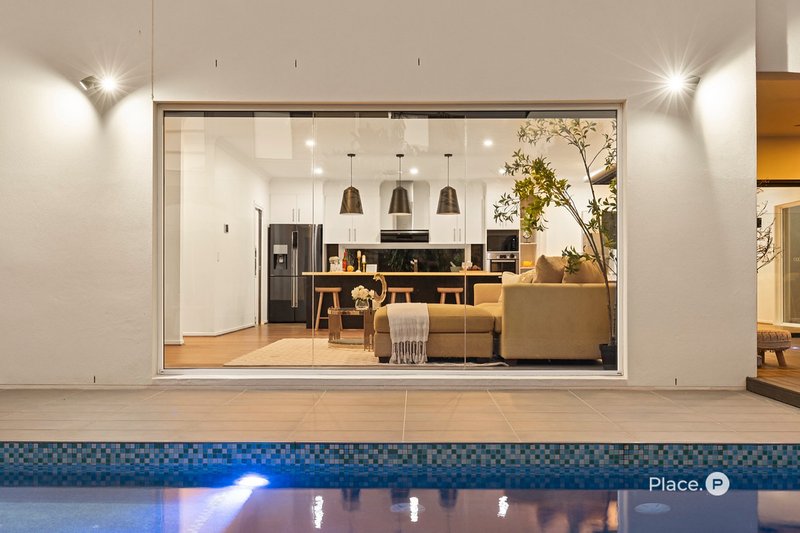 Photo - 22 Southview Crescent, Carindale QLD 4152 - Image 10