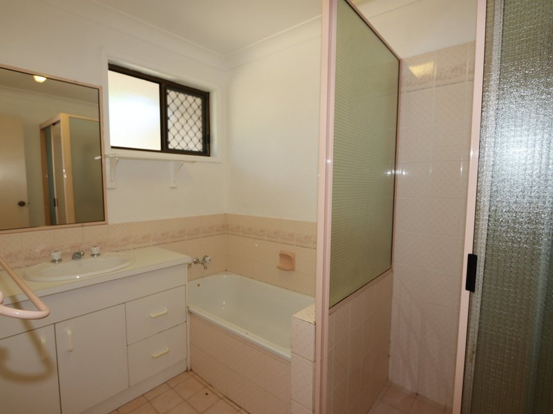 Photo - 22 Staal Crescent, Emerald QLD 4720 - Image 10