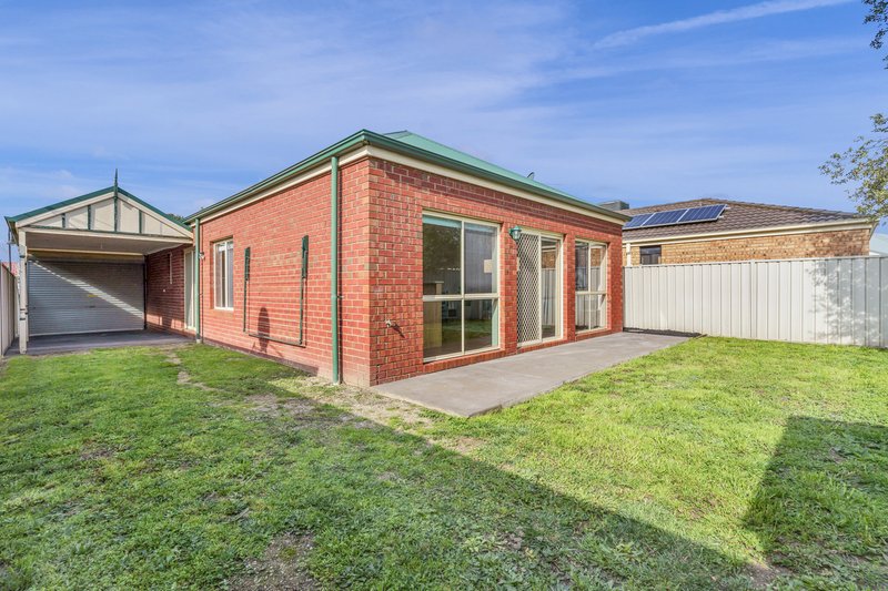 Photo - 22 Stoneleigh Place, Craigieburn VIC 3064 - Image 14