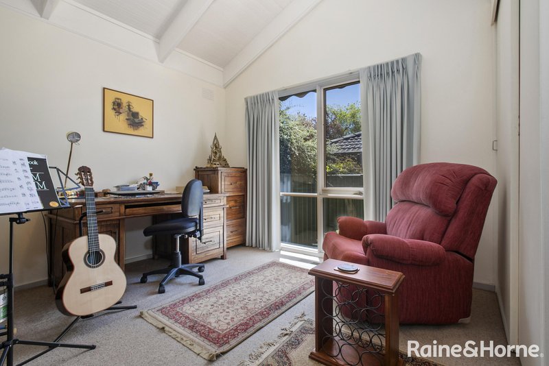 Photo - 22 Stuart Drive, Woodend VIC 3442 - Image 8