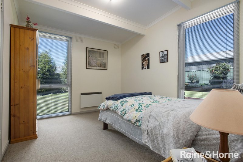 Photo - 22 Stuart Drive, Woodend VIC 3442 - Image 10