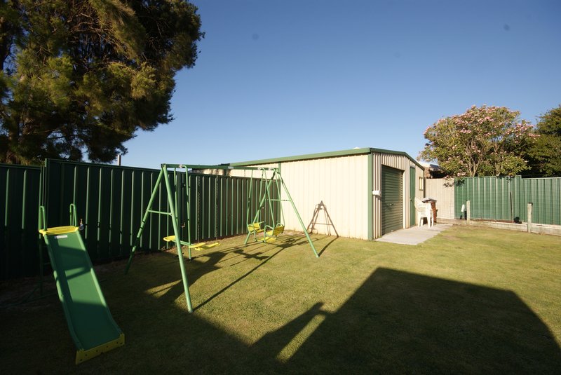 Photo - 22 Studzor Street, Warnbro WA 6169 - Image 21