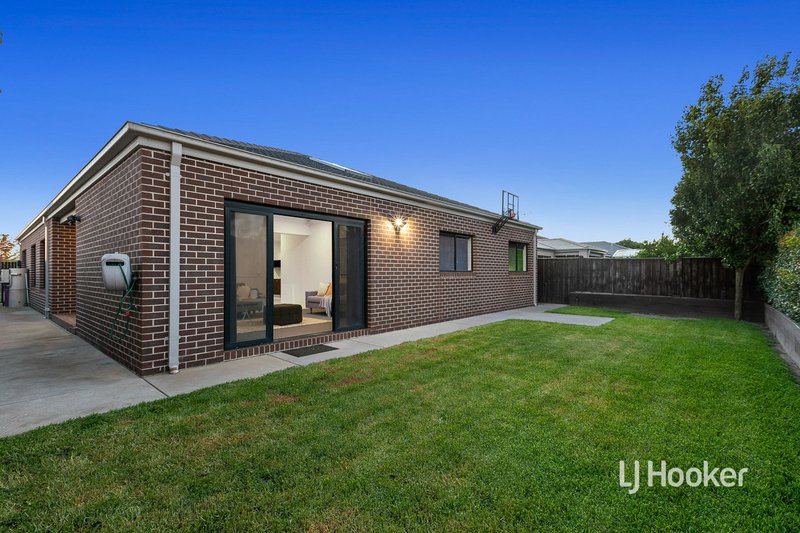 Photo - 22 Tanoa Crescent, Point Cook VIC 3030 - Image 22