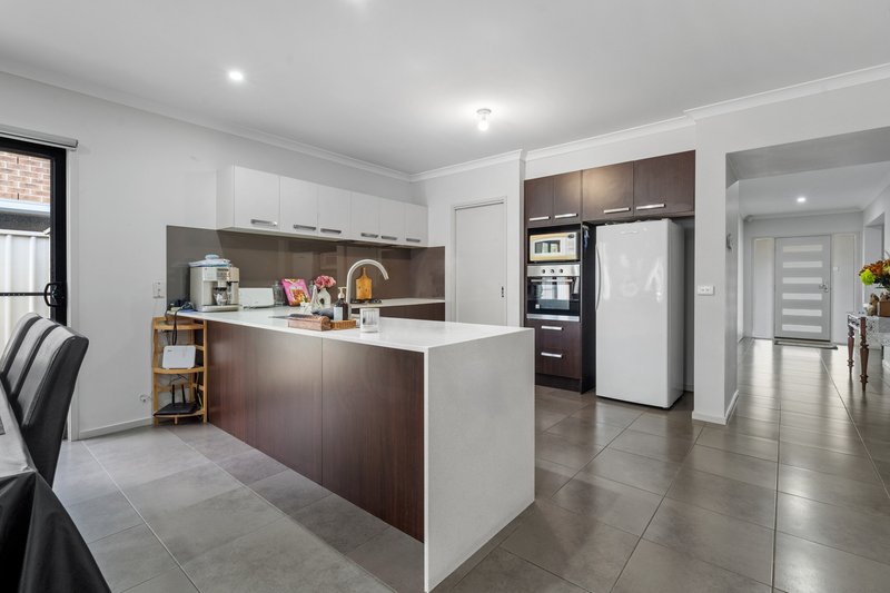 Photo - 22 The Ridge, Caroline Springs VIC 3023 - Image 4