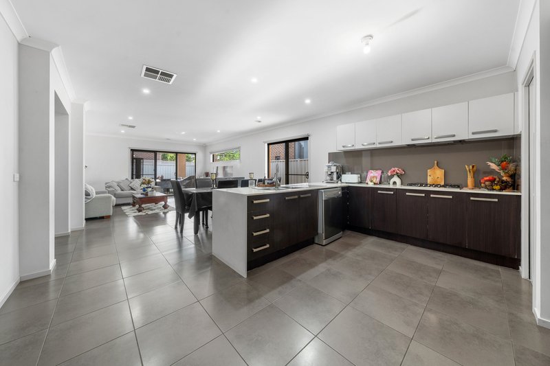 Photo - 22 The Ridge, Caroline Springs VIC 3023 - Image 5