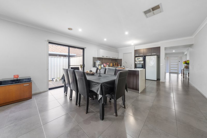 Photo - 22 The Ridge, Caroline Springs VIC 3023 - Image 7