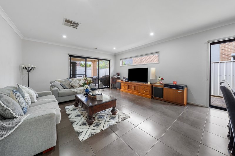 Photo - 22 The Ridge, Caroline Springs VIC 3023 - Image 10