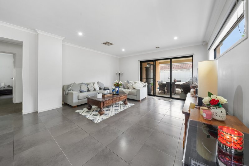 Photo - 22 The Ridge, Caroline Springs VIC 3023 - Image 13