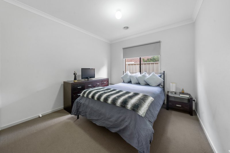 Photo - 22 The Ridge, Caroline Springs VIC 3023 - Image 15