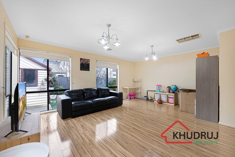 Photo - 22 Thomas Carr Drive, Tarneit VIC 3029 - Image 3