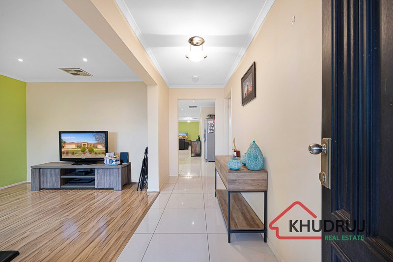 Photo - 22 Thomas Carr Drive, Tarneit VIC 3029 - Image 4