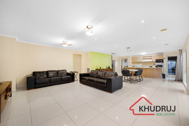 Photo - 22 Thomas Carr Drive, Tarneit VIC 3029 - Image 12
