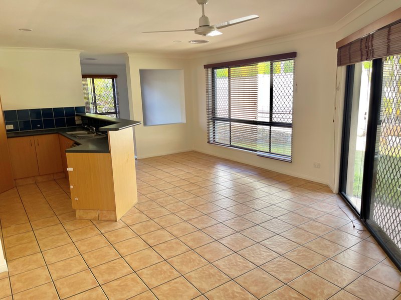 Photo - 22 Tiger Drive, Arundel QLD 4214 - Image 4