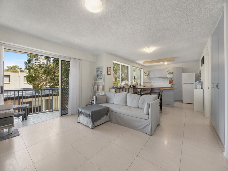 Photo - 2/2 Upper Gay Terrace, Kings Beach QLD 4551 - Image 3