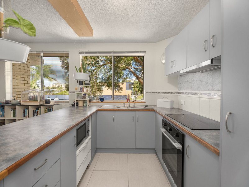 Photo - 2/2 Upper Gay Terrace, Kings Beach QLD 4551 - Image 5