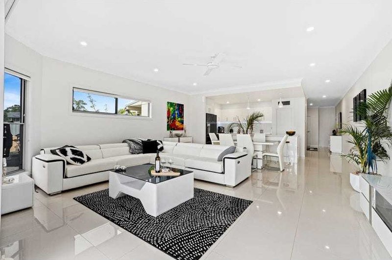 Photo - 2/2 Vaggelas Crescent, Biggera Waters QLD 4216 - Image 2