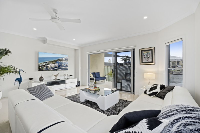 Photo - 2/2 Vaggelas Crescent, Biggera Waters QLD 4216 - Image 3