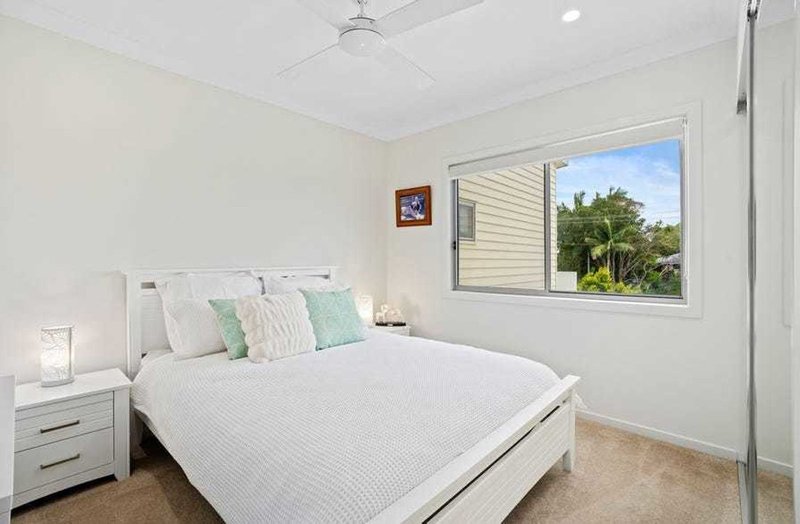 Photo - 2/2 Vaggelas Crescent, Biggera Waters QLD 4216 - Image 9