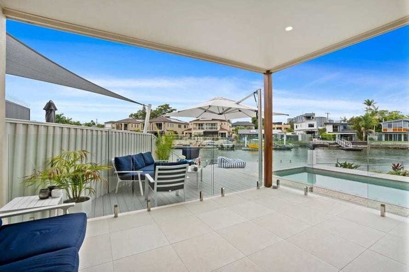 Photo - 2/2 Vaggelas Crescent, Biggera Waters QLD 4216 - Image 12