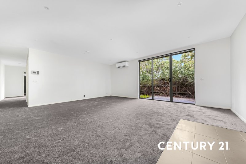 Photo - 2/2 Vangelica Way, South Morang VIC 3752 - Image 4