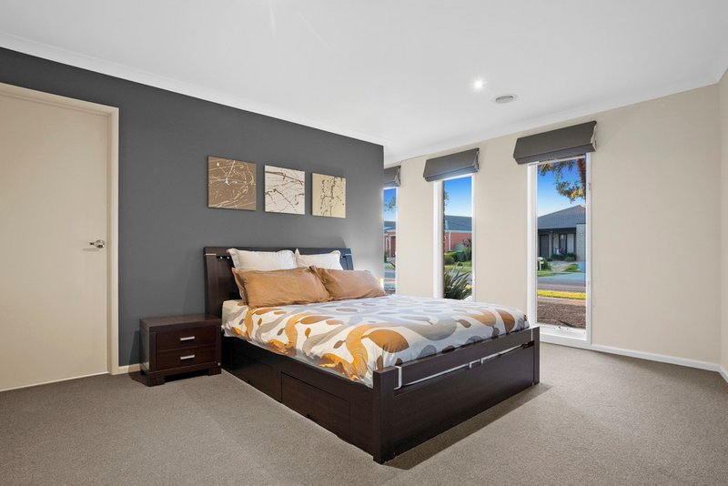 Photo - 22 Vaughan Chase, Wyndham Vale VIC 3024 - Image 4